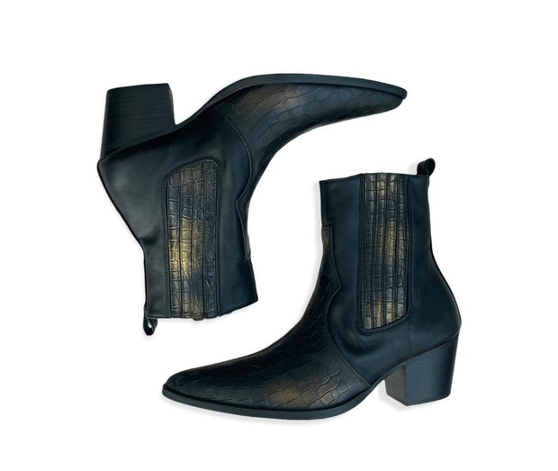 Bota negra con dorada victor